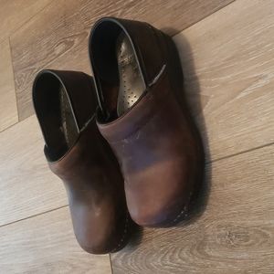 Womens 40 Dansko clogs